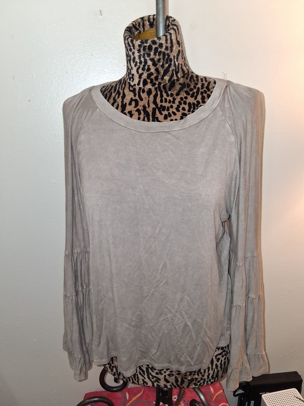 Women’s Light Gray Long Sleeve Ruffle-Sleeve Top